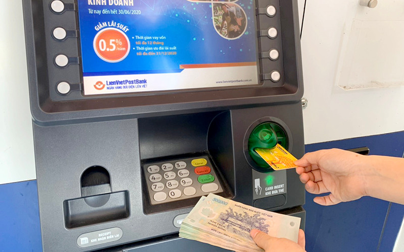 Việc nhận lương hưu, trợ cấp BHXH, BH thất nghiệp qua thẻ ATM mang lại nhiều tiện ích cho người dân. Ảnh: MINH THƯ