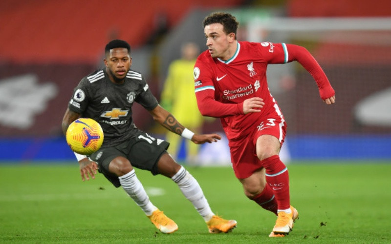 X. Shaqiri (áo đỏ, Liverpool) đi bóng trước Fred của Man United.