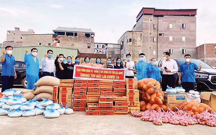 Hàng hóa được chuẩn bị để gửi tặng công nhân trong KCN.