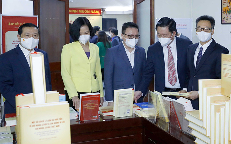 Các đại biểu tại lễ ra mắt cuốn sách. Ảnh TTXVN