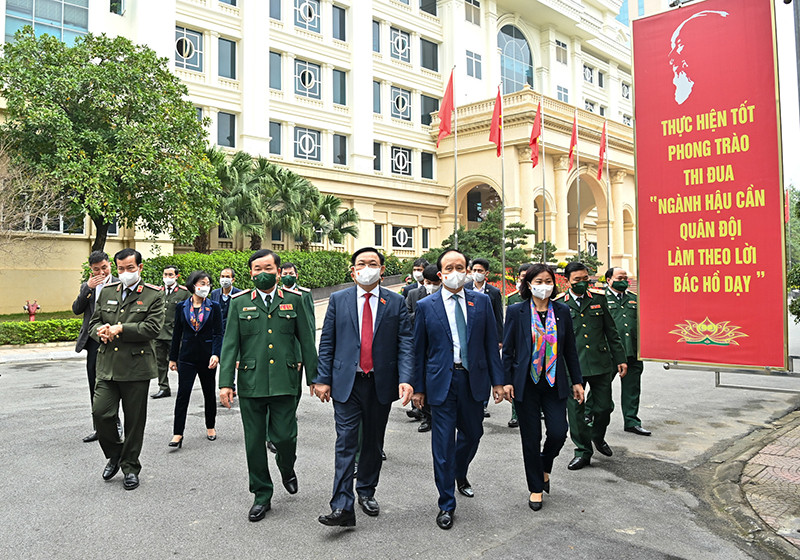 Chủ tịch Quốc hội Vương Đình Huệ và đoàn công tác thăm, chúc Tết Bộ Tư lệnh Thủ đô. (Ảnh: DUY LINH) 