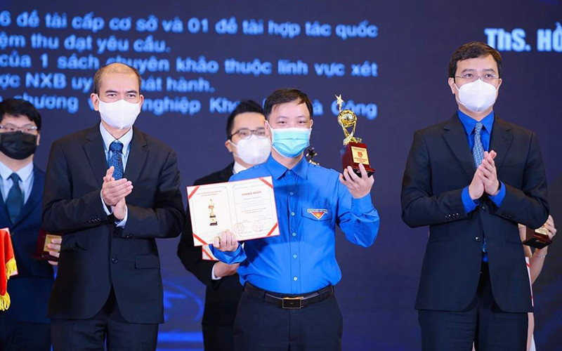 Anh Hồ Xuân Vinh được trao tặng Giải thưởng Khoa học công nghệ Quả cầu vàng dành cho các nhà khoa học trẻ của Trung ương Đoàn.