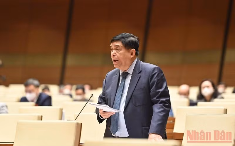 Bộ trưởng Kế hoạch và Đầu tư Nguyễn Chí Dũng giải trình, làm rõ một số vấn đề đại biểu Quốc hội nêu tại phiên thảo luận ngày 10/1. (Ảnh: Khoa Linh)