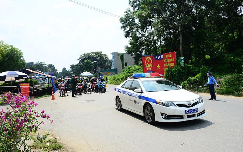 Các lực lượng chức năng bố trí phương tiện vận chuyển người dân.