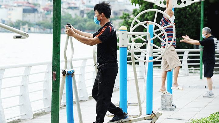 Người dân khi tập thể dục cần tuân thủ 5K. Ảnh: NAM ANH