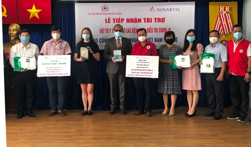 Trao vật tư y tế tặng các bệnh viện.