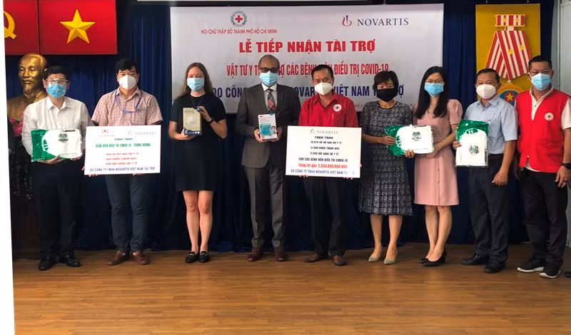 Trao vật tư y tế tặng các bệnh viện.