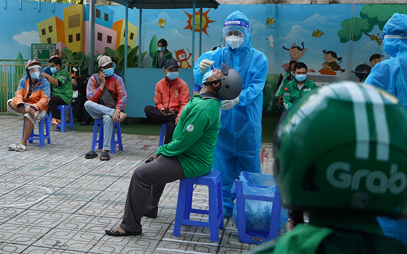 Test nhanh cho các shipper tại Trạm y tế lưu động.