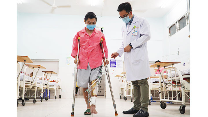 Bệnh viện Chợ Rẫy sử dụng mảnh ghép 3D hợp kim Titanium dạng tổ ong thay một đoạn xương chày cho bệnh nhân bị ung thư xương. Ảnh: TTXVN  