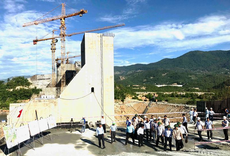 Đoàn công tác của Quốc hội và lãnh đạo tỉnh Ninh Thuận kiểm tra tiến độ thi công Dự án hệ thống thủy lợi Tân Mỹ, huyện Bác Ái, tỉnh Ninh Thuận.