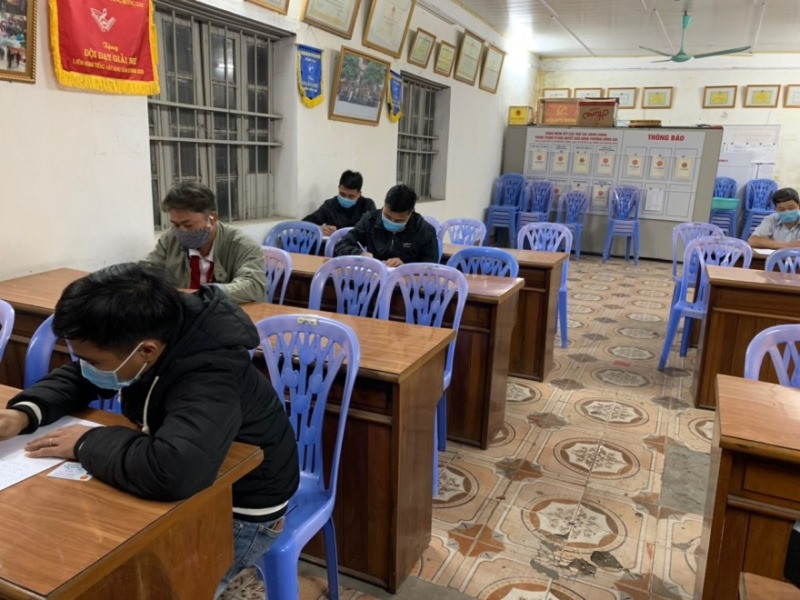 Các công nhân khai báo lịch trình di chuyển với cơ quan chức năng.