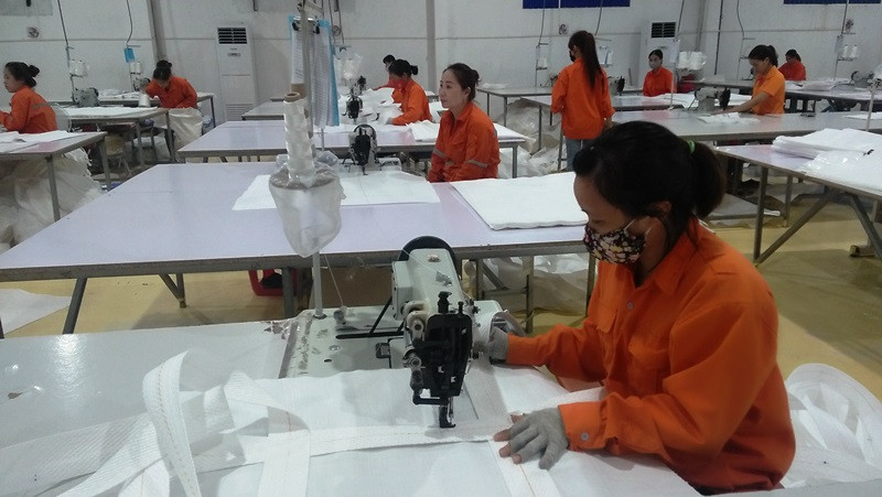 Công ty TNHH Khai thác chế biến khoáng sản Núi Pháo tiêu thụ bao bì cho doanh nghiệp địa phương.   