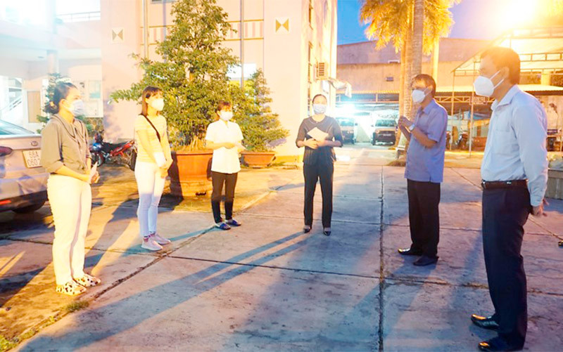 Bí thư Huyện ủy Tháp Mười Nguyễn Văn Vũ Minh và Chủ tịch UBND huyện Trần Thị Quý đến động viên đoàn y sĩ Tháp Mười.