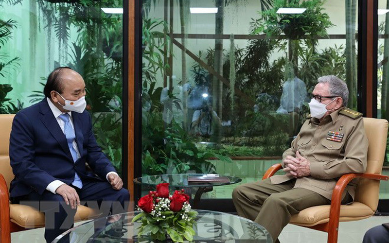 Chủ tịch nước Nguyễn Xuân Phúc chào Lãnh tụ cách mạng Cuba, Đại tướng Raul Castro Ruz. (Ảnh: Thống Nhất/TTXVN)