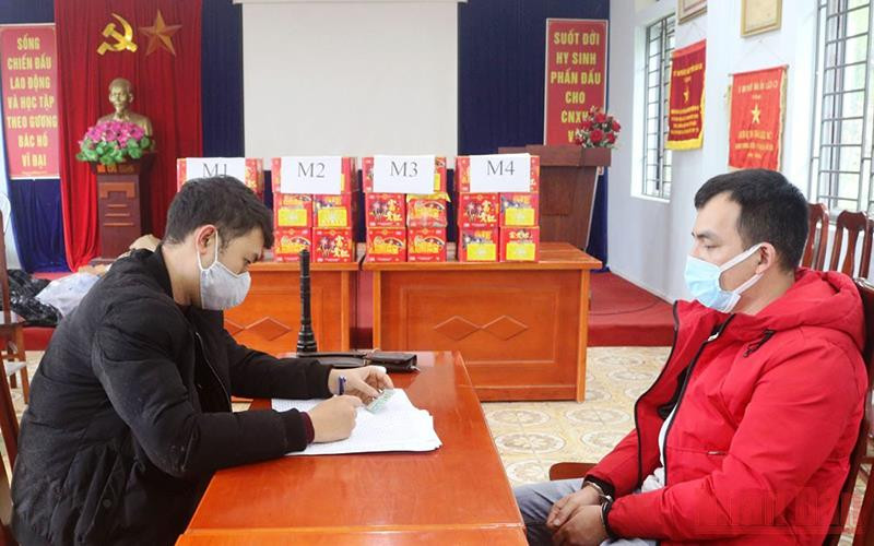 Đối tượng Phạm Văn Tiệp (áo đỏ) và tang vật tại cơ quan công an.