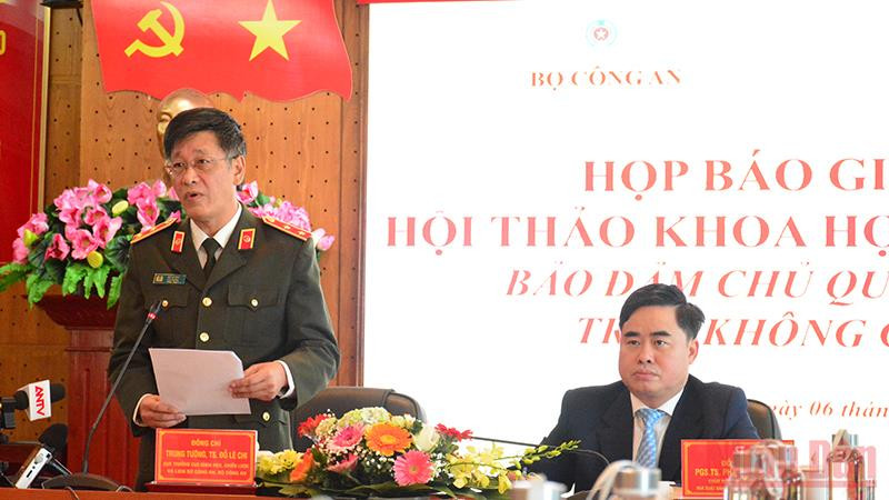 Các đồng chí chủ trì họp báo thông tin về Hội thảo.