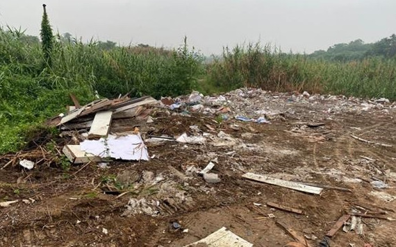 Phế liệu, chất thải đổ la liệt.