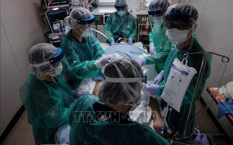 Bệnh nhân Covid-19 được điều trị tại bệnh viện ở Yokohama, Nhật Bản. (Ảnh: TTXVN)