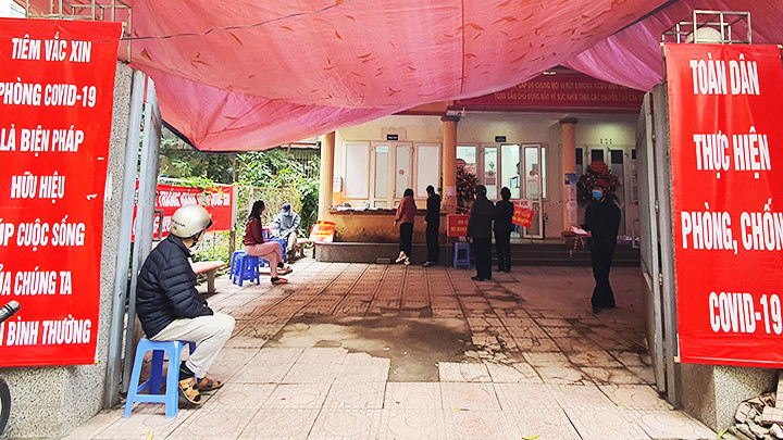 Người dân chờ xin giấy chứng nhận hoàn thành thời gian cách ly do chính quyền địa phương cấp.