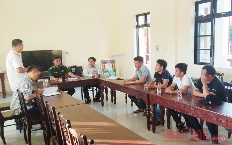 Đại diện Công ty cổ phần vận tải Vinacomin gặp gỡ các ngư dân gặp nạn 