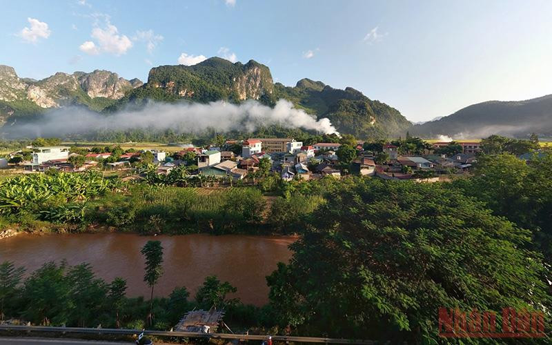 Búng Lao là nơi sinh sống của đồng bào các dân tộc: Thái, H’Mông, Khơ Mú, Kinh.