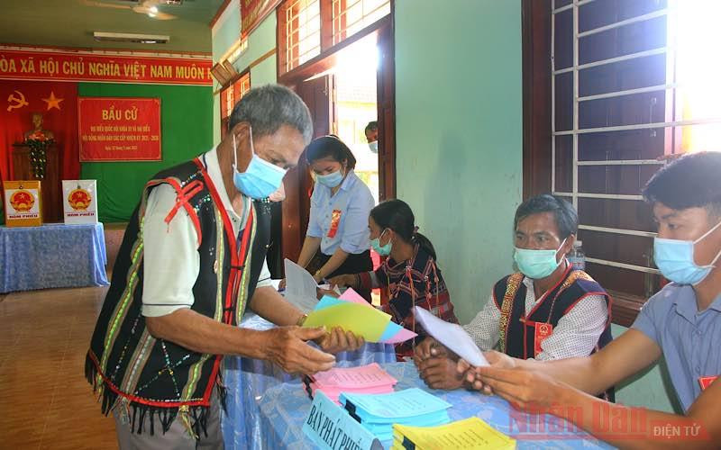 Cử tri ở xã Canh Liên đi bầu cử sớm.