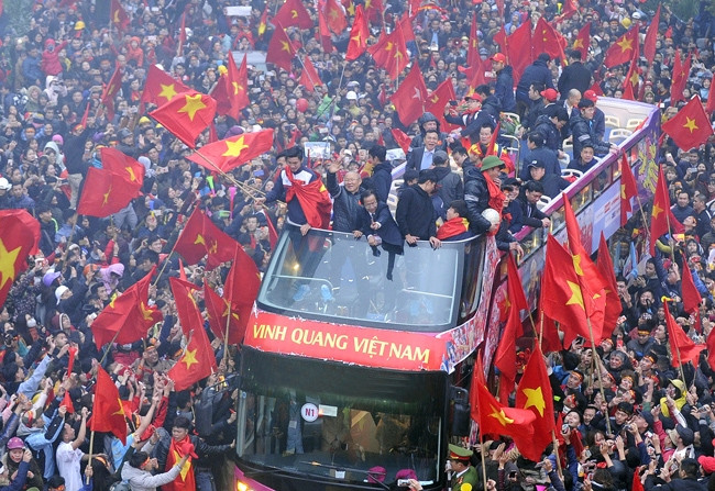 Đội tuyển U23 Việt Nam trong vòng tay người hâm mộ. Ảnh: ĐĂNG KHOA