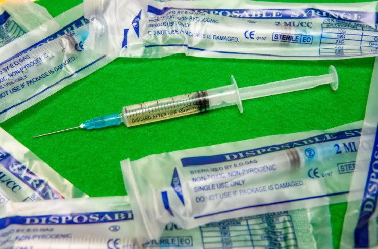 Chiến dịch của hacker đóng giả là một công ty cung ứng kho lạnh, trong khi vaccine Covid-19 của Pfizer cần được bảo quản ở nhiệt độ cực thấp. Ảnh: Cnet.