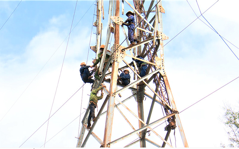  Công ty TNHH MTV Xây lắp điện 4 huy động tối đa kỹ sư, công nhân để đẩy nhanh tiến độ thi công công trình.