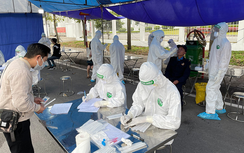 Xét nghiệm sàng lọc cho công nhân các khu công nghiệp trước khi đi vào sản xuất.