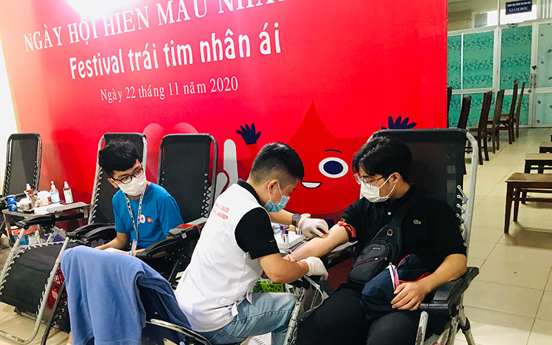 Các tình nguyện viên tham gia hiến máu tại Hà Nội. Ảnh: Minh Thúy