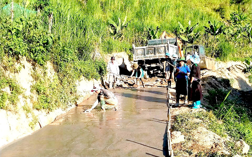 Ảnh minh họa: Người dân góp công làm đường bê-tông ở Hà Giang. (Nguồn: Báo Hà Giang)