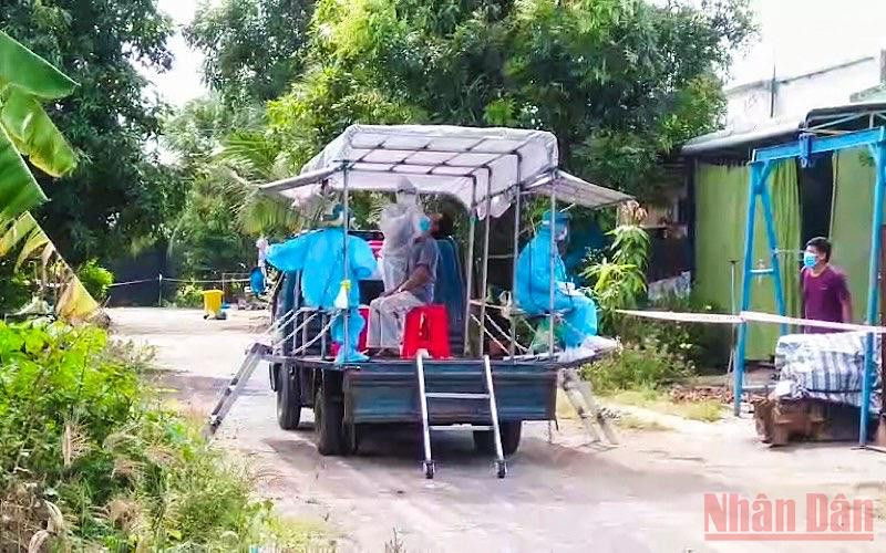 Đoàn viên, thanh niên huyện Tháp Mười thiết kế xe hỗ trợ lấy mẫu xét nghiệm lưu động trong khu phong tỏa.