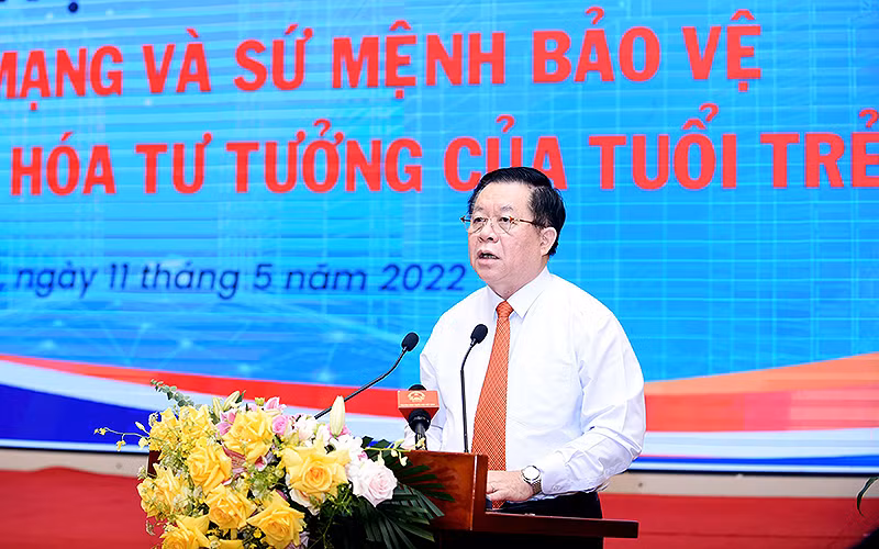 Đồng chí Nguyễn Trọng Nghĩa, Bí thư Trung ương Đảng, Trưởng Ban Tuyên giáo Trung ương phát biểu ý kiến tại Hội thảo.