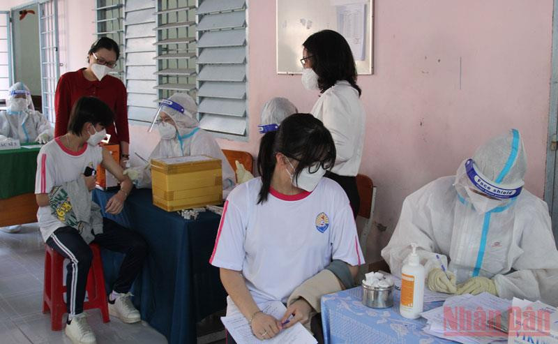 Lãnh đạo tỉnh Vĩnh Long và ngành y tế kiểm tra điểm tiêm vaccine cho trẻ từ 12 -17 tuổi tại Trường THPT Vĩnh Long sáng 3/11.