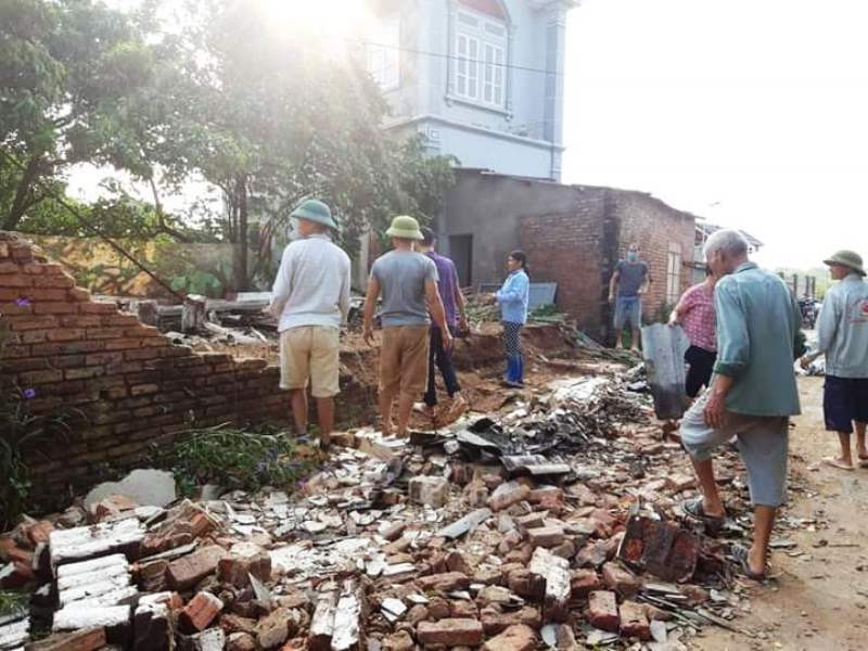 Người dân Tân Yên khắc phục hậu quả do dông lốc gây ra.