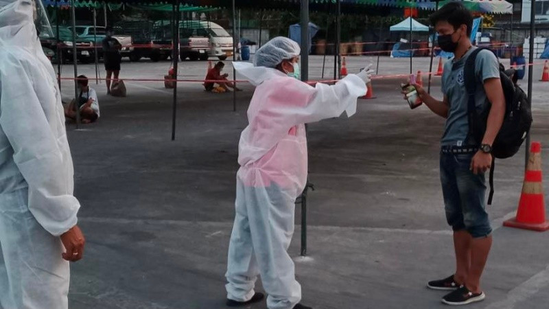 Nhân viên y tế kiểm tra thân nhiệt người dân tại một khu chợ ở Thủ đô Bangkok. (Ảnh: Thaipbs)