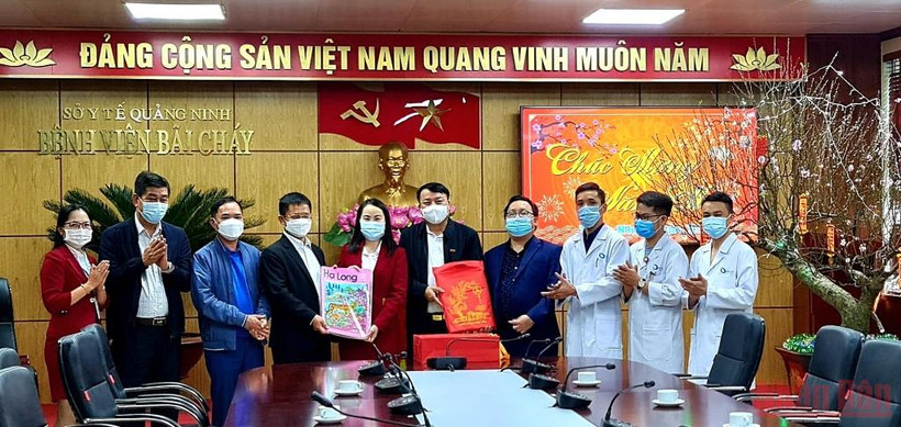 Hội Nhà báo tỉnh cùng đại diện một số nhà báo tặng quà và chúc Tết các thầy thuốc của Bệnh viện Bãi Cháy.