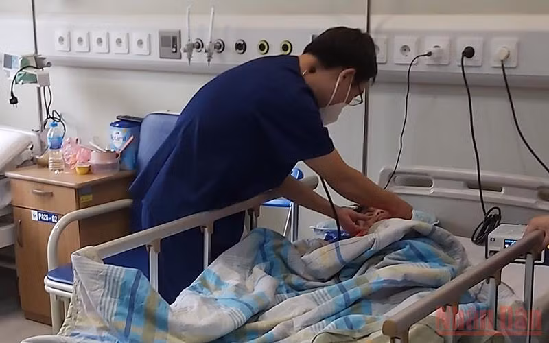 Bác sĩ khám cho bệnh nhi có hội chứng MIS-C. (Ảnh: H.V)