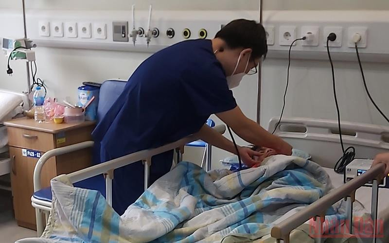 Bác sĩ khám cho bệnh nhi có hội chứng MIS-C. (Ảnh: H.V)