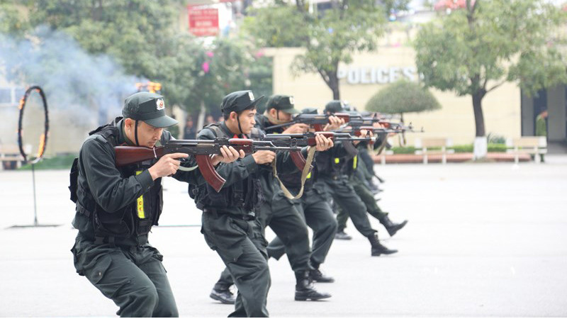 Diễn tập kỹ thuật, chiến thuật trấn áp tội phạm. (Ảnh: Học viện Cảnh sát nhân dân)
