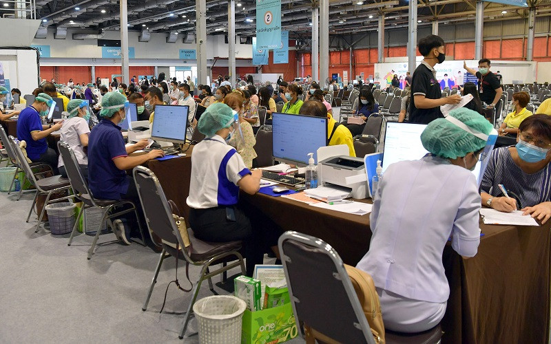 Thái Lan đẩy nhanh công tác tiêm chủng vaccine ngừa Covid-19 trong bối cảnh biến chủng Omicron đang lan mạnh. (Ảnh: Reuters)