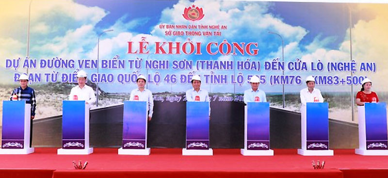 Các đại biểu thực hiện nghi thức khởi công công trình.