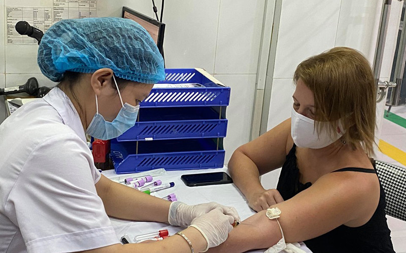 Bệnh nhân Kelly Michelle Koch được kiểm tra sức khỏe để hiến huyết tương sáng nay.