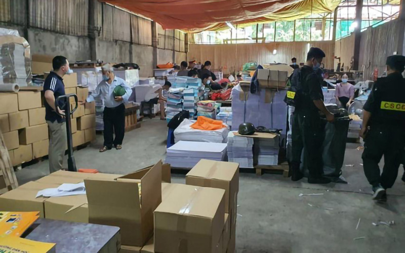 Kho sách giáo khoa lậu bị cơ quan chức năng phát hiện.