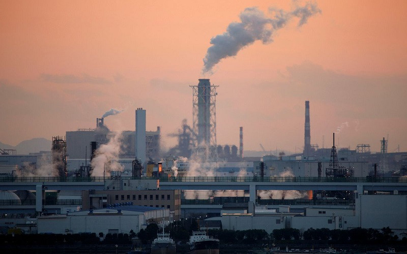 Khí thải thoát ra từ các nhà máy gần thủ đô Tokyo, Nhật Bản. (Ảnh: Reuters)