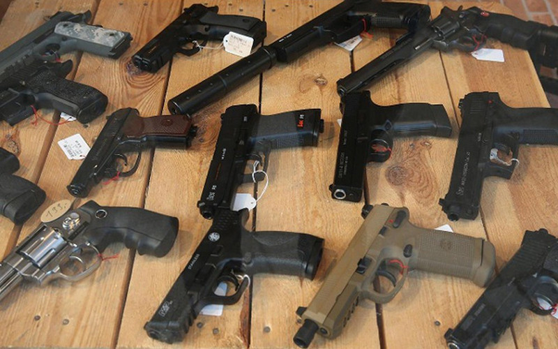 Các khẩu súng được phép mua bán tại một cửa hàng ở Bremen, Đức. (Nguồn: Getty Images)