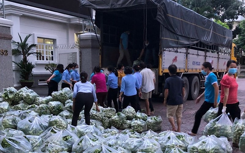 Hội Liên hiệp phụ nữ TP Hồ Chí Minh phân phối rau củ quả, nhu yếu phẩm.