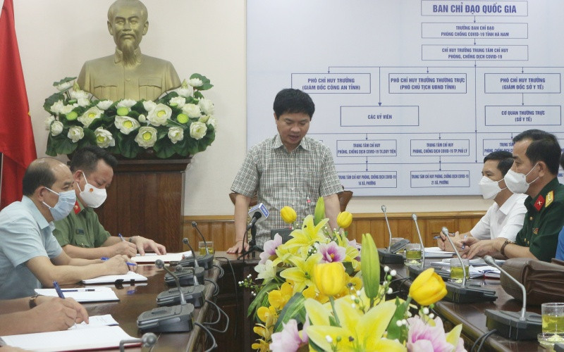 Trung tâm Chỉ huy phòng, chống dịch Covid-19 Hà Nam họp khẩn trong đêm.