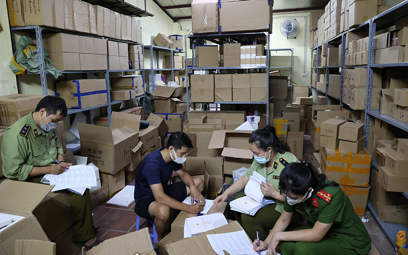 Ập vào kho kiểm tra từ 4 giờ 30 ngày 30/6, đến 5 giờ sáng nay 1/7, chương trình kiểm kê, phân loại và di chuyển hàng hóa về kho của Đội QLTT số 9 mới hoàn tất.